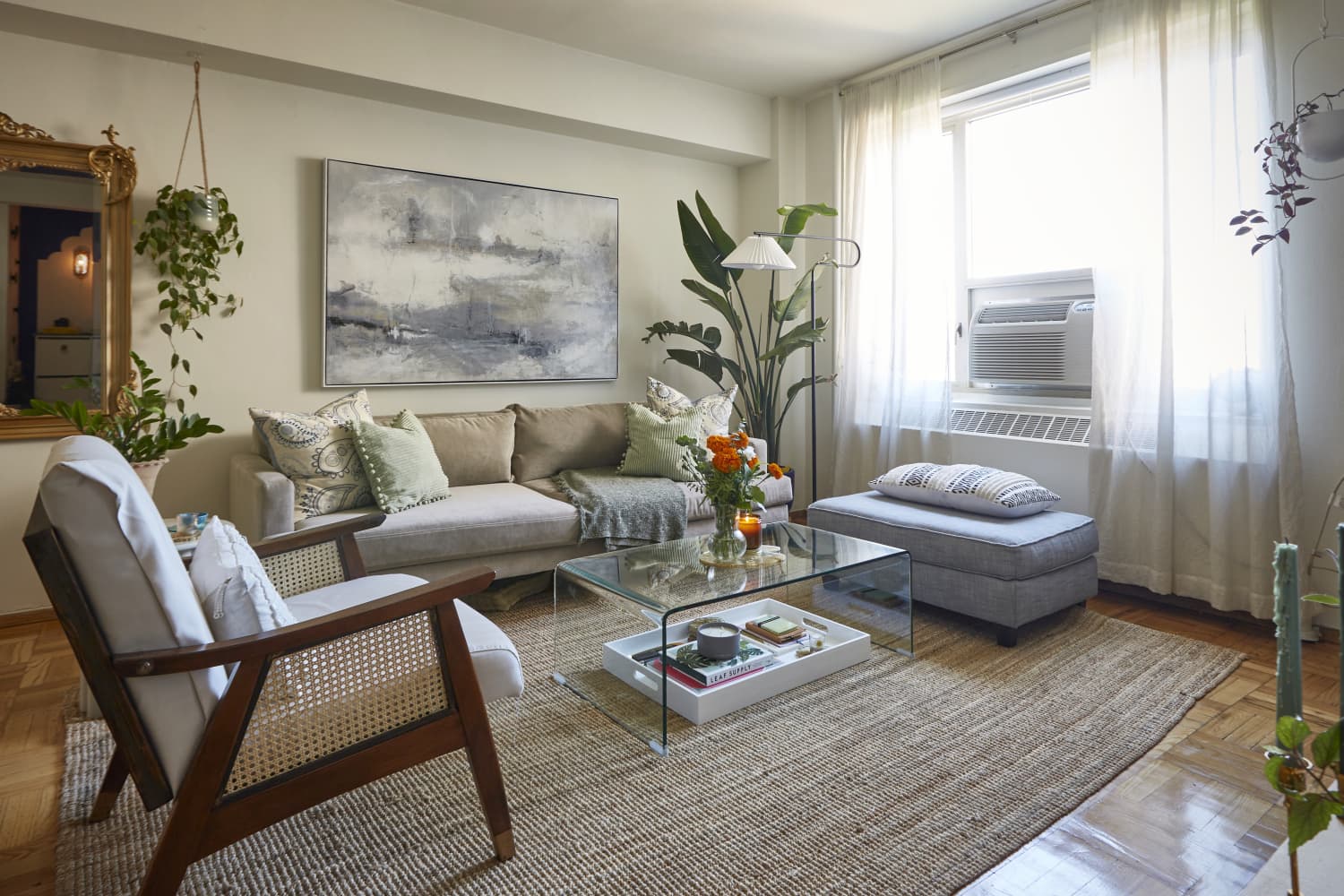 This Entryway Features an Elegant, Updated Take on the Popular Painted